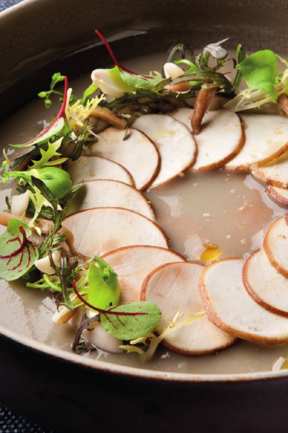 Velouté van eekhoorntjesbrood met kastanjechampignons en amandel