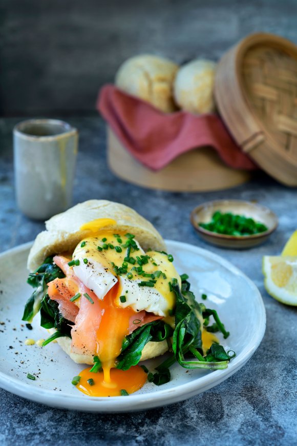 Gestoomde broodjes met eggs benedict