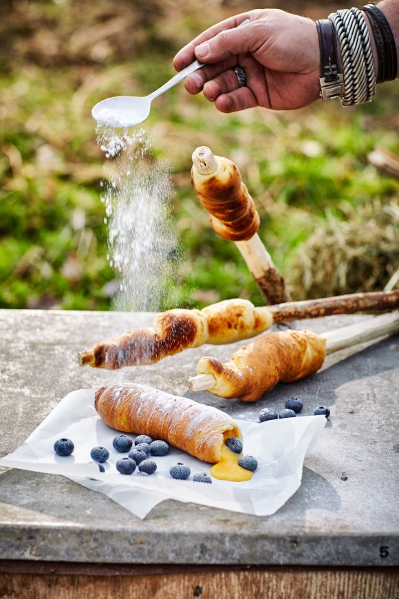 Kampvuur cannoli's met blauwe bessen en limoncello