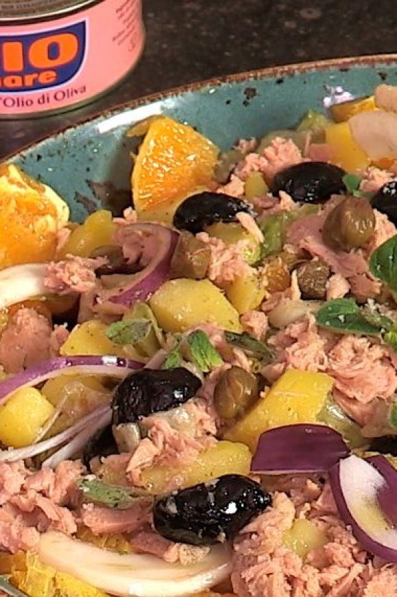 Italiaanse zomersalade met venkel, appelsien en tonijn