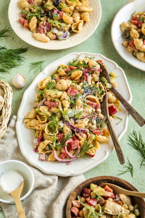 Frisse pastasalade met tahin, zongedroogde tomaat, dille en artisjok