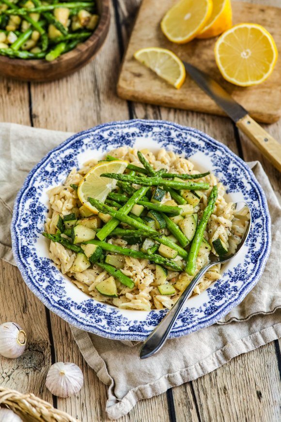 Orzo citroenrisotto met groene asperges en paddenstoelen