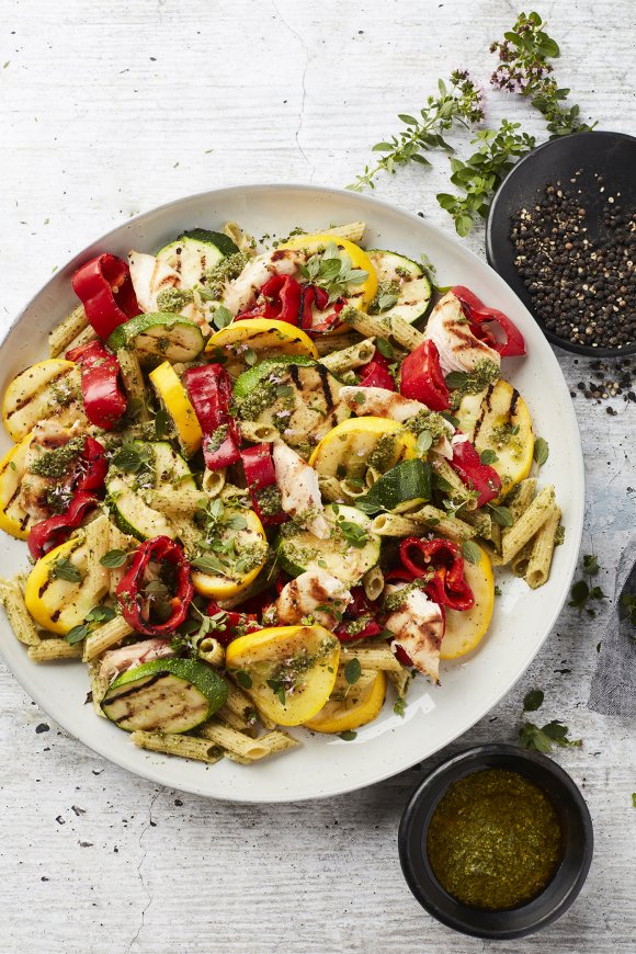 Pasta pesto met kip en gegrilde groenten