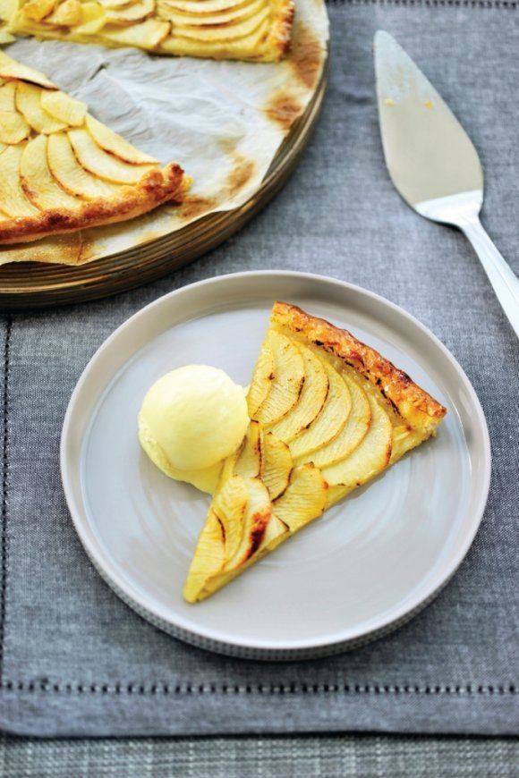 Appeltaart met vanille-ijs en slagroom