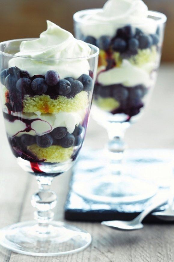 Trifle van blauwe bessen