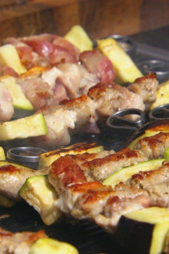 Gegrilde salsiccia met insalata siciliana en bruschetta