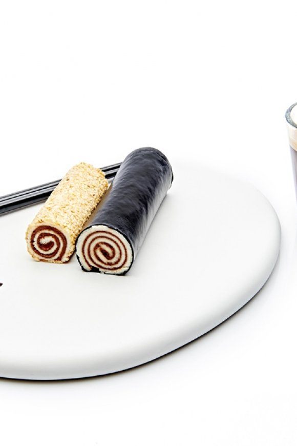 Sushi van wit brood, chocoladepasta, koffie en hazelnootcrunch