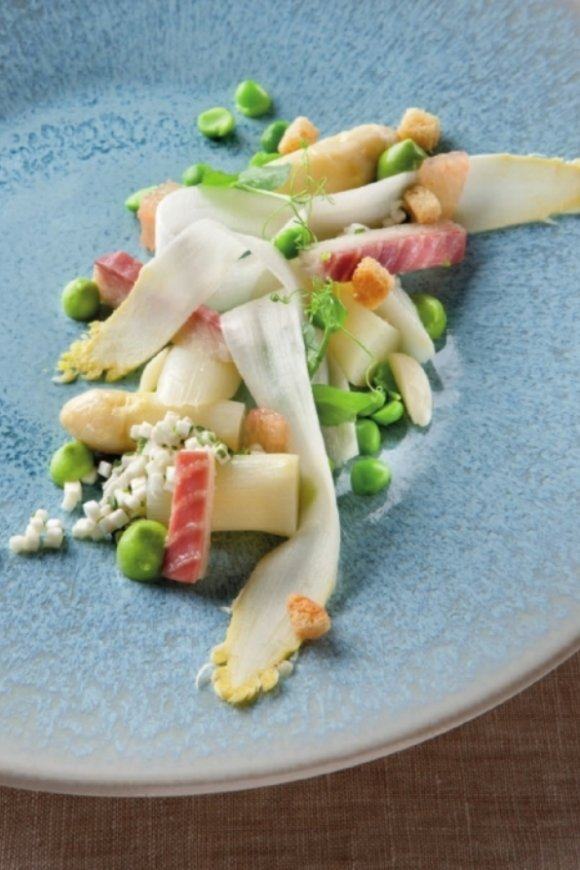 Duinasperges met erwtjes, gerookte paling en roze pompelmoes