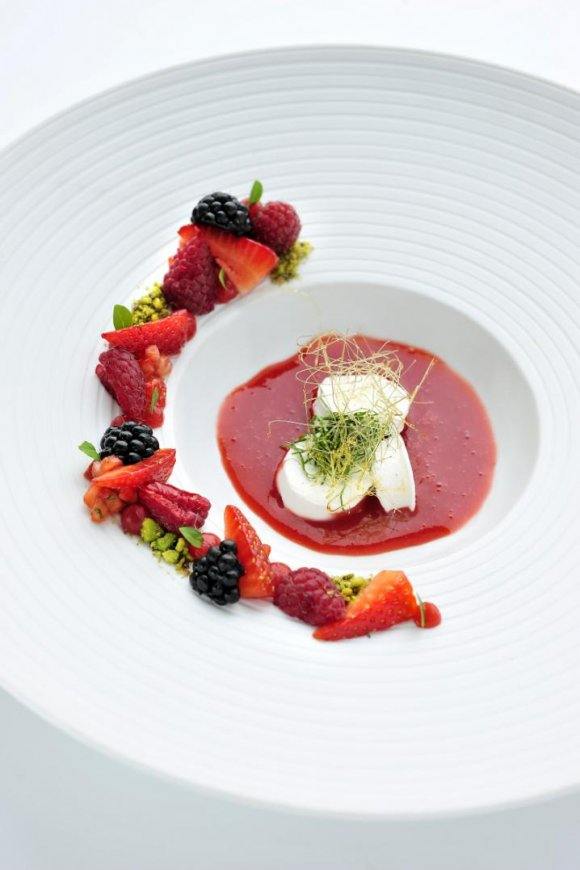 Rood fruit met île flottante, dropplant en basilicum