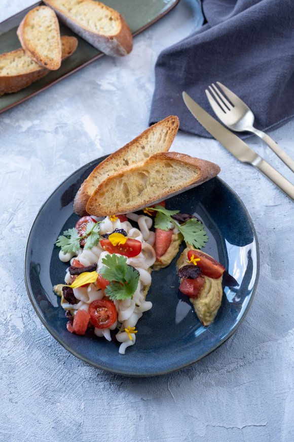 Tagliatelle van inktvis met guacamole en pompelmoes