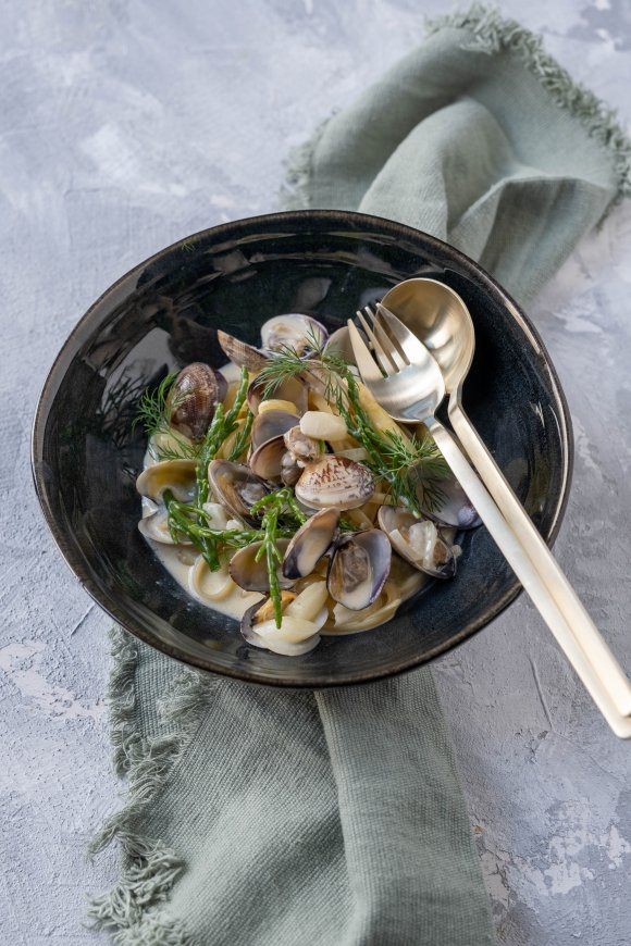 Pasta vongole met zeekraal, miso en asperges