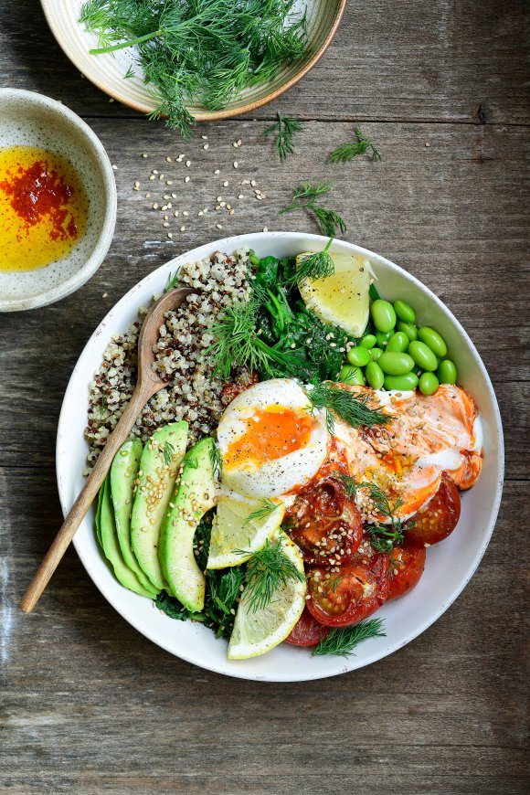 Hartige ontbijtbowl met quinoa en een eitje