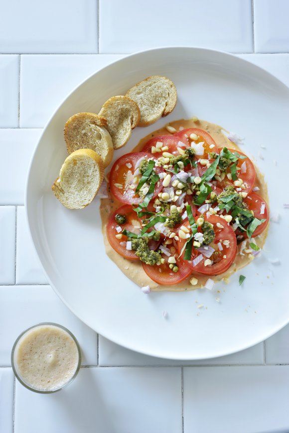 Salade van tomaat met basilicumpesto