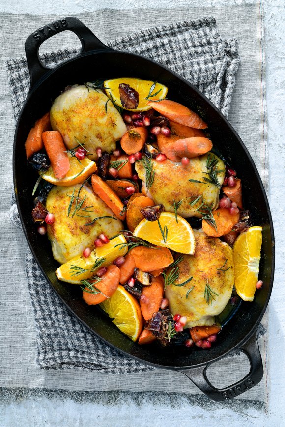 Kippendijen met dadels en sinaasappel uit de oven