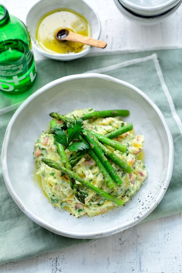 Aardappelpuree met zure room, spekjes en groene asperges