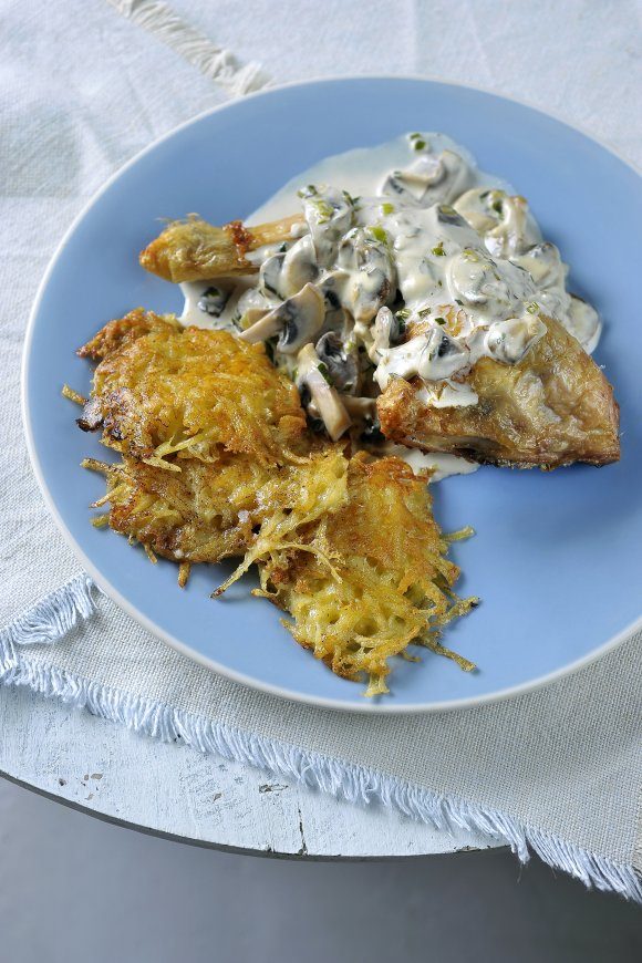 Gevulde kip  met rösti aardappelen en champignonsaus