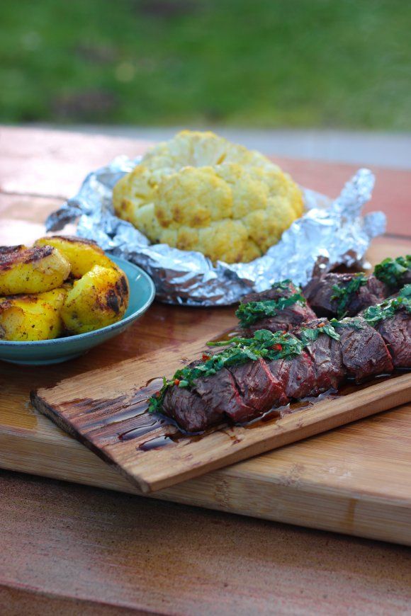 Onglet met chimichurri, aardappelen en geroosterde bloemkool 