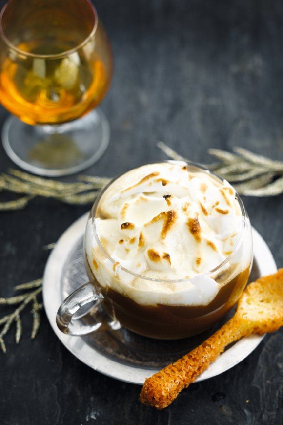 Dessertkoffie met een kokoskoekje