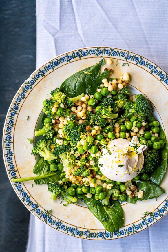 Fregola met broccoli, doperwten, ingelegde citroen, dille en burrata