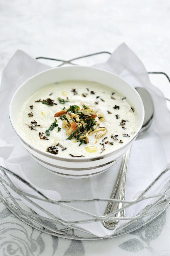 Velouté van knolselder met zwarte truffel en amandelen