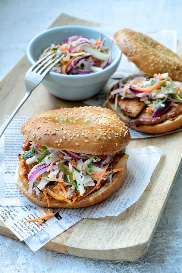 Bagel met gelakt spek en coleslaw