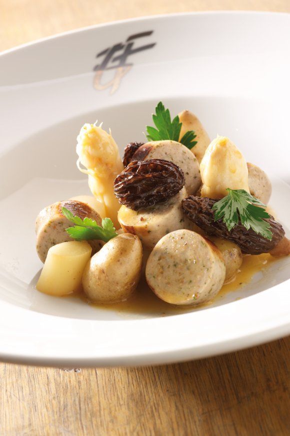 Witte pensen met asperges en morilles