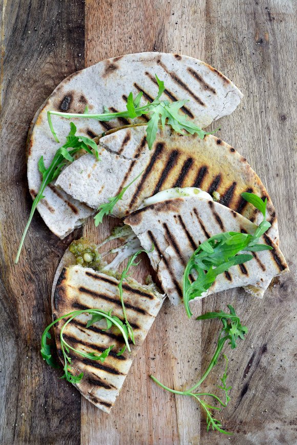 Piadina met gerookte scamorza en kruidenpesto