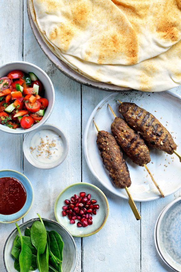 Libanees platbrood met lamskofte en looksaus