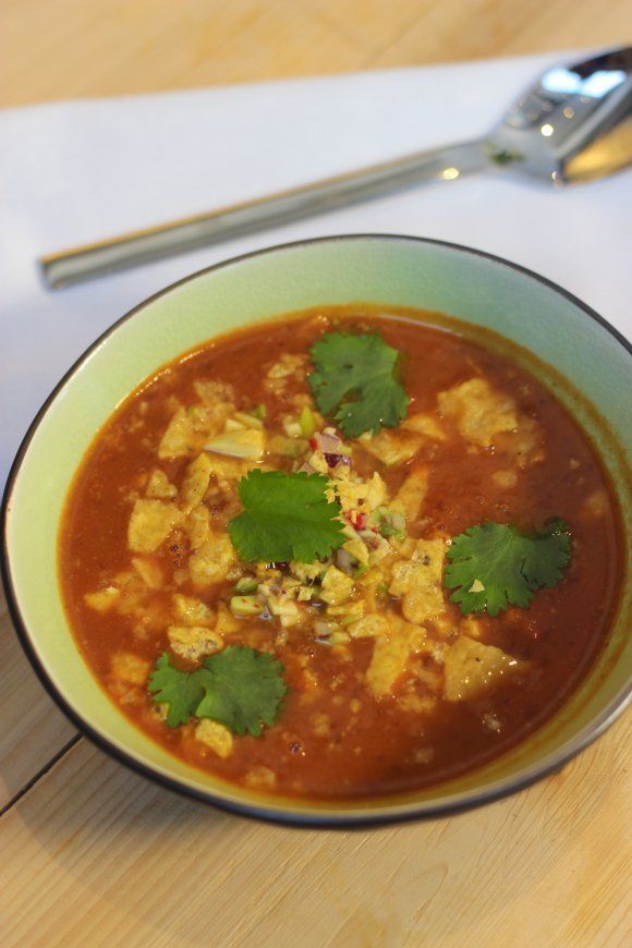 Rode bonensoep met avocadosalsa