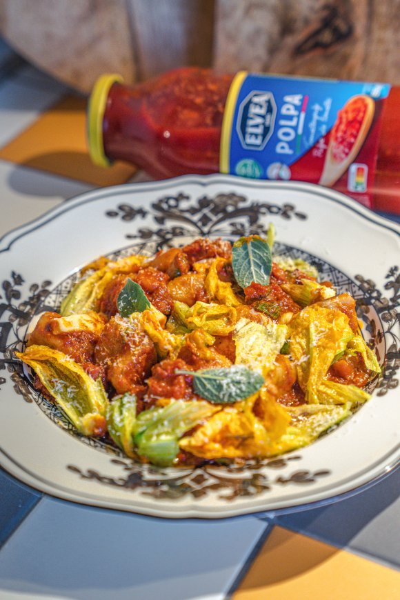 Gnocchi met mozzarella, courgettebloemen en pancetta