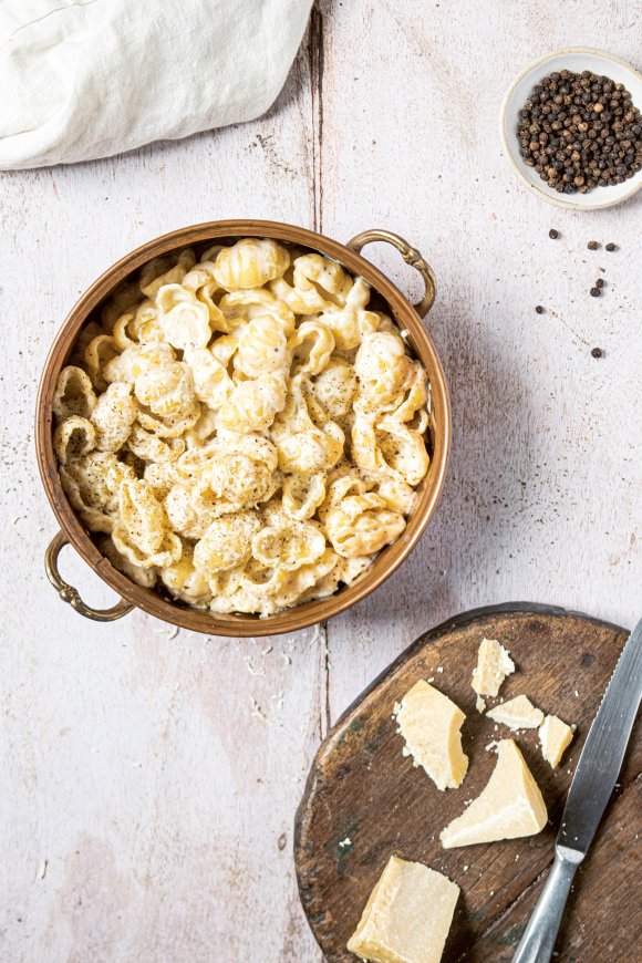 Vegan pasta cacio e pepe