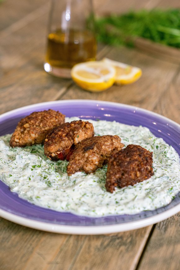 Kibbeh met yoghurtdip