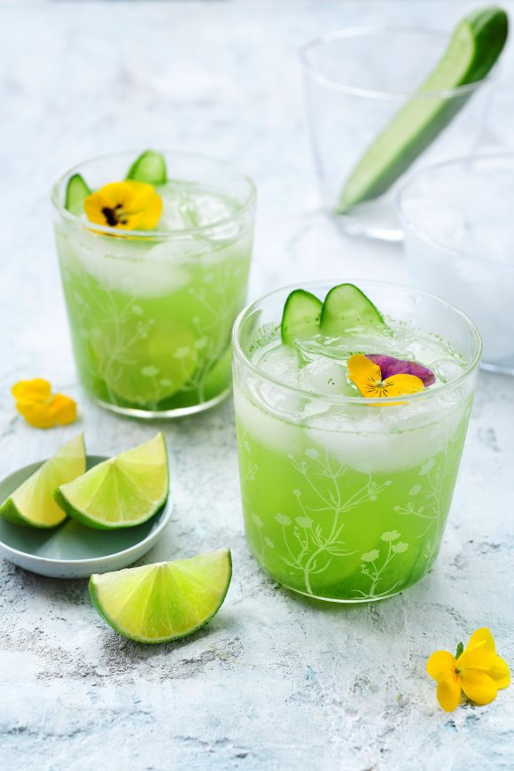 Frisgroene lentemocktail met komkommer, limoen, munt en viooltjes