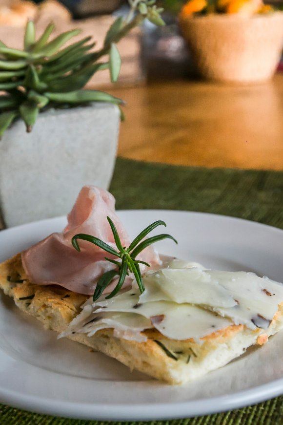 Focaccia met pecorino en mortadella