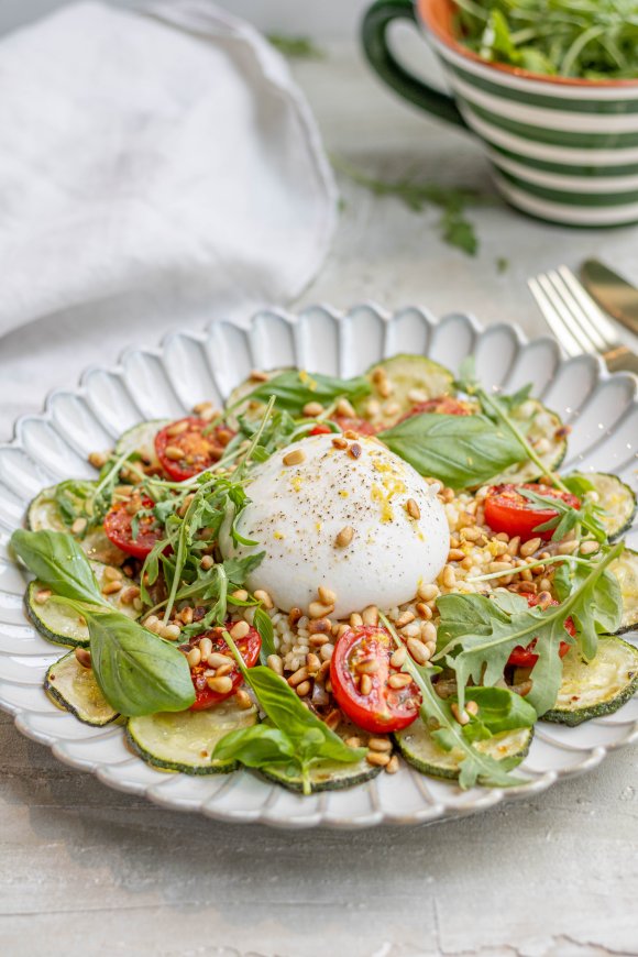 Parelcouscous met zoete ui, tomaten en courgettes