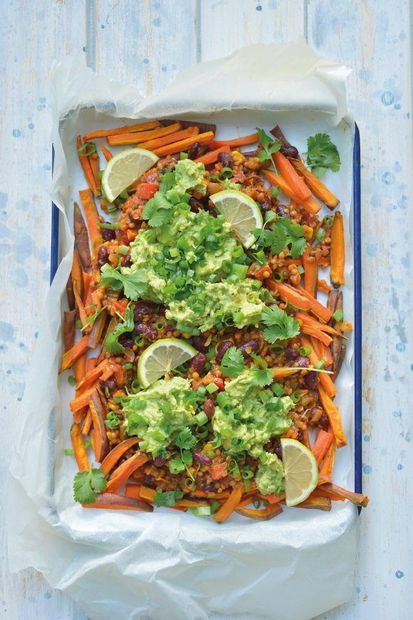 Chili sin carne met zoete aardappelfrietjes en avocadocrème