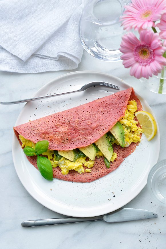 Hartige rodebietenwrap met een pesto-eitje en avocado