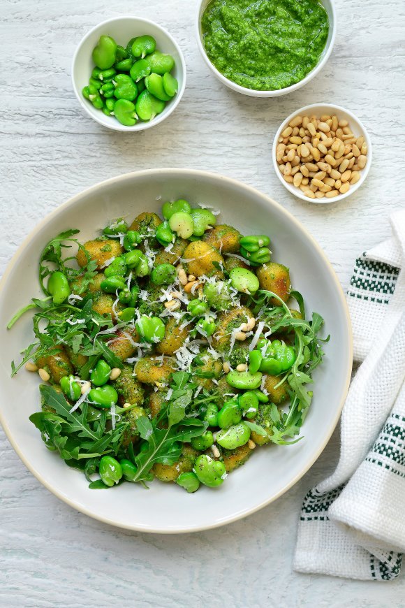 Gebakken gnocchi met tuinbonen en pesto