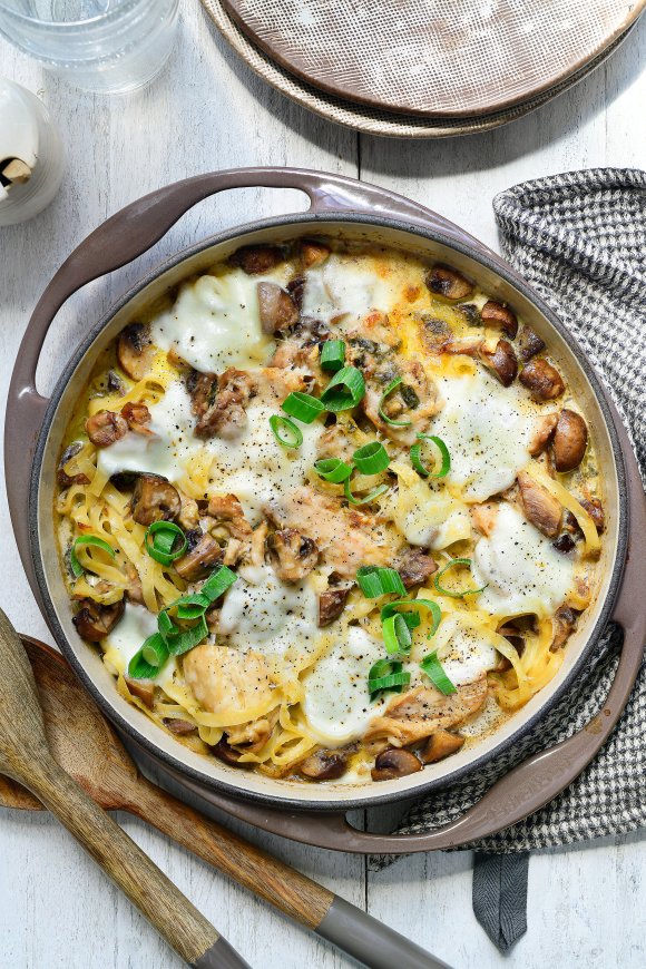 Gegratineerde pasta met kip en champignons