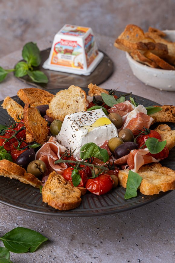 Aperitiefschaal met geitenkaas, gepofte tomaatjes en focacciacroutons