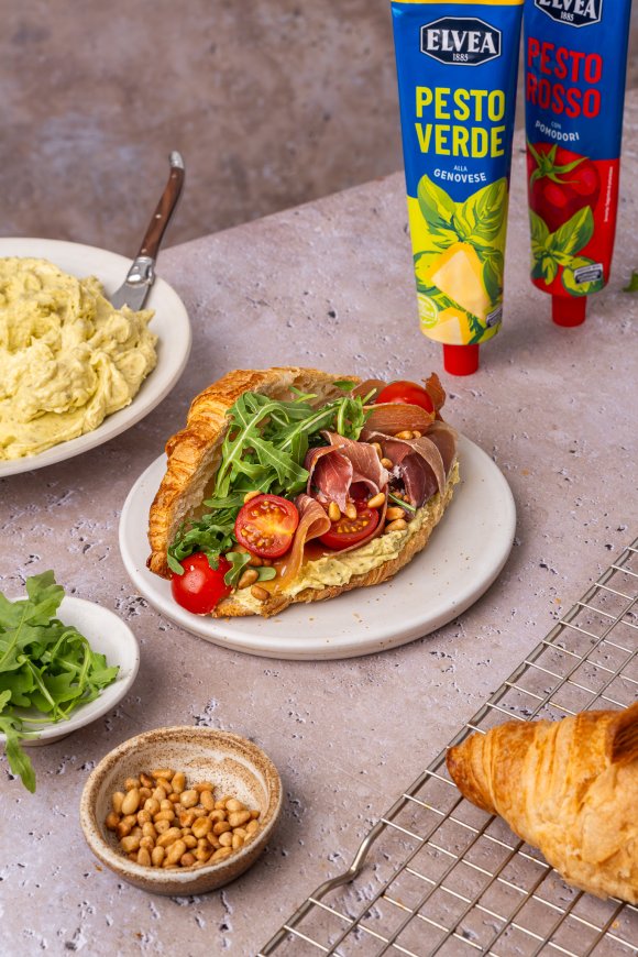 Gevulde croissant met opgeklopte pestoboter