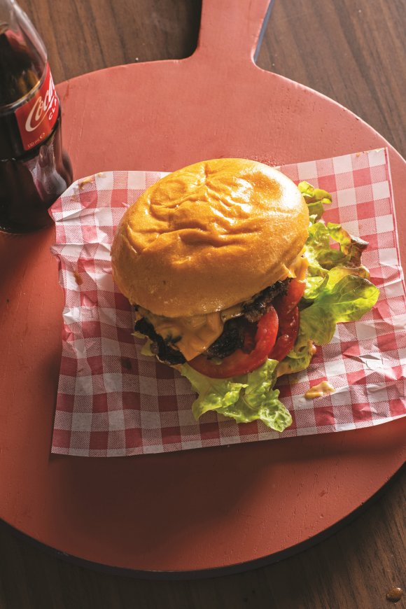 Smashburgers met cheddar en pittige saus