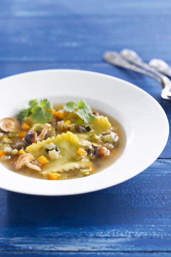 Bouillon van groenten met ravioli van kreeft