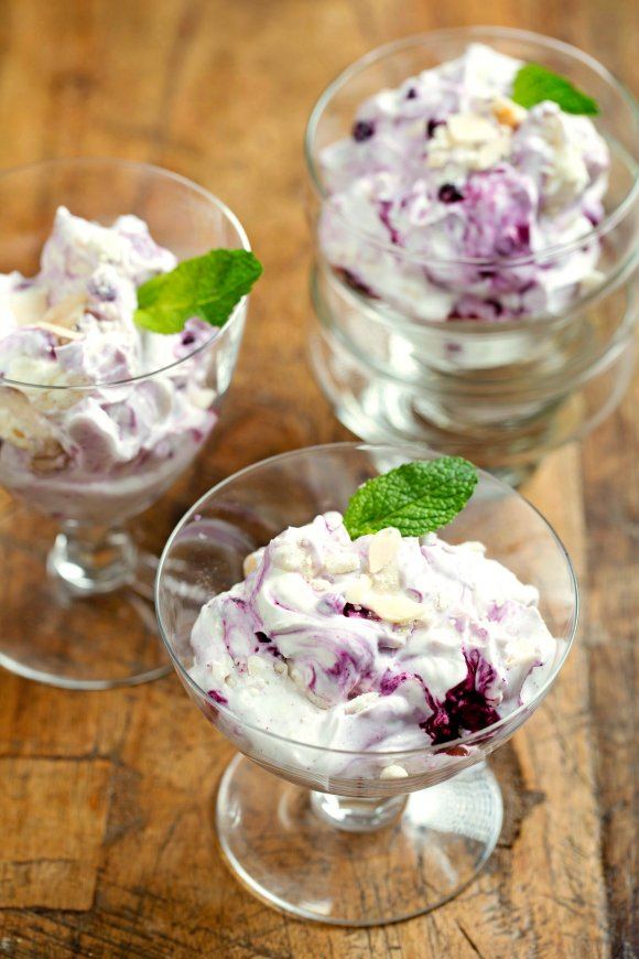 IJslandse skyr met meringue en rode vruchten