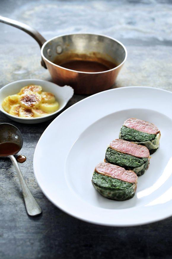 Lamsfilet met spinazie met aardappelgratin en een lichte jus