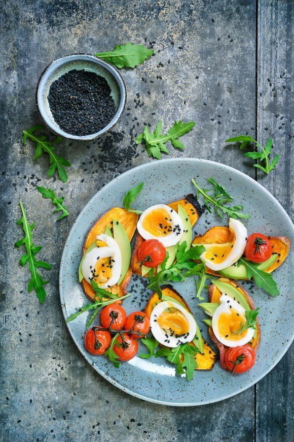 Toast van zoete aardappel met avocado en ei