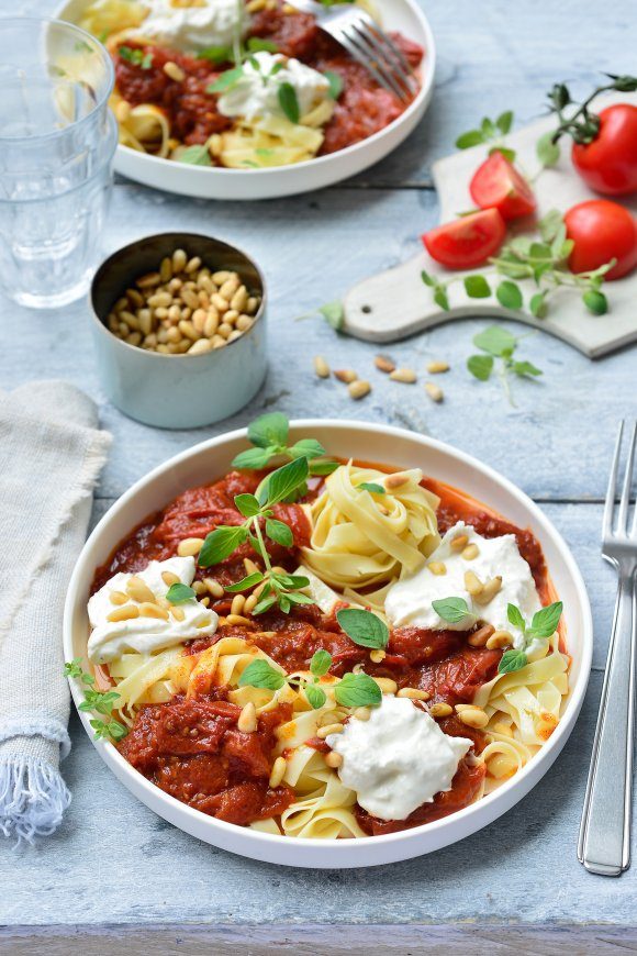 Tagliatelle met tomatensaus en burrata