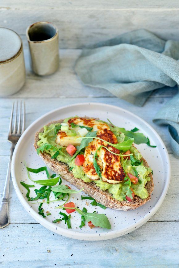 Avocadotoast met halloumi