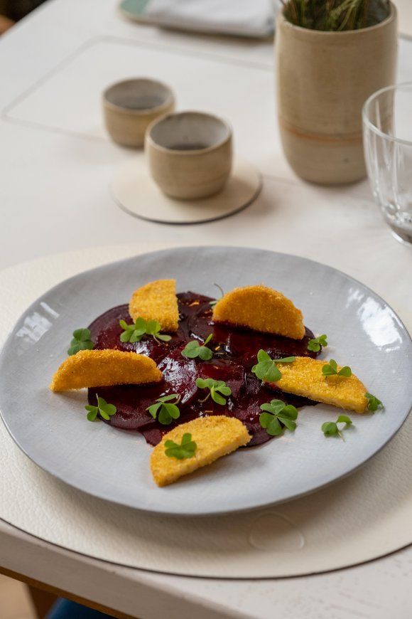 Gepofte rode biet met yoghurtcrème en tempeh