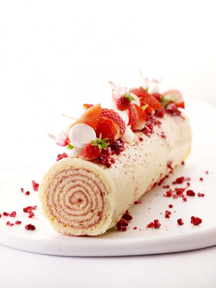 Biscuitrol met aardbeienconfituur